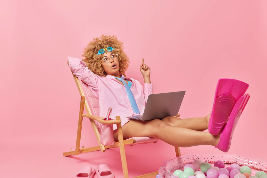 redes sociales, mujer en silla de playa sobre fondo rosa